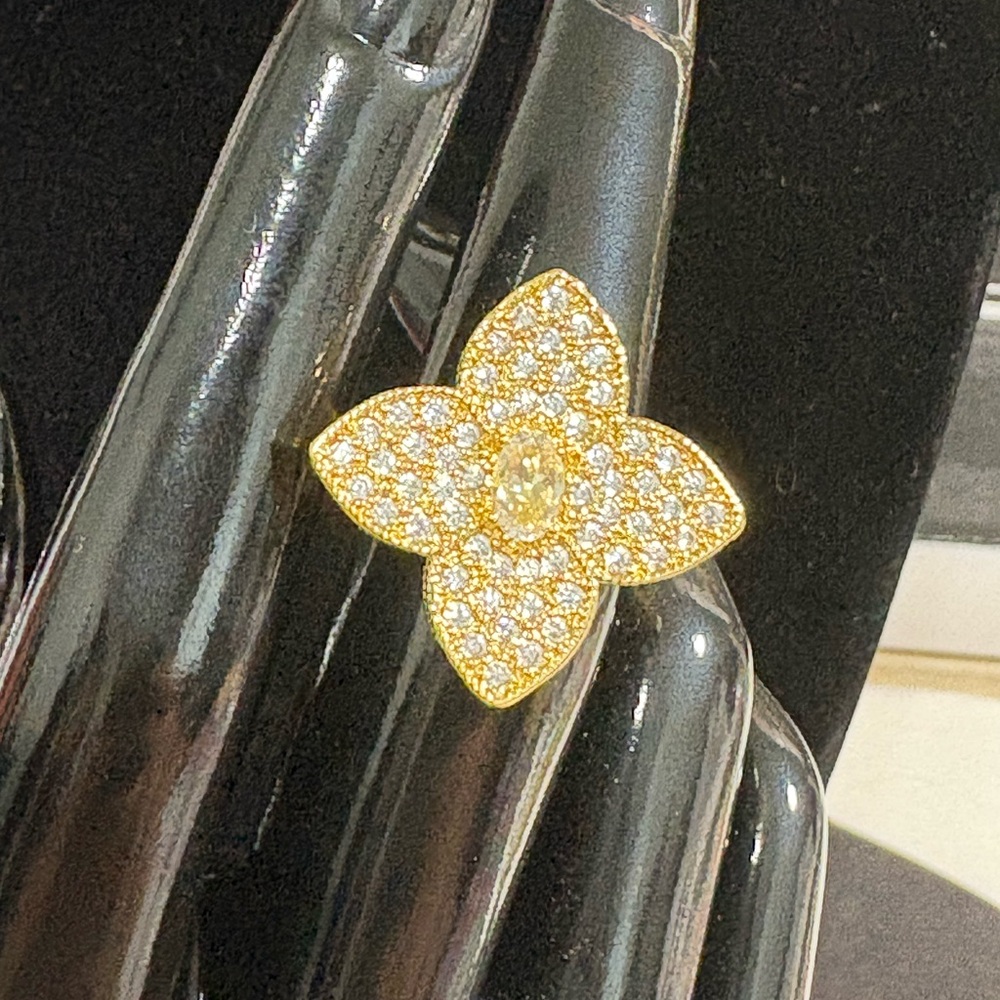 Elegant Gold Flower Ring